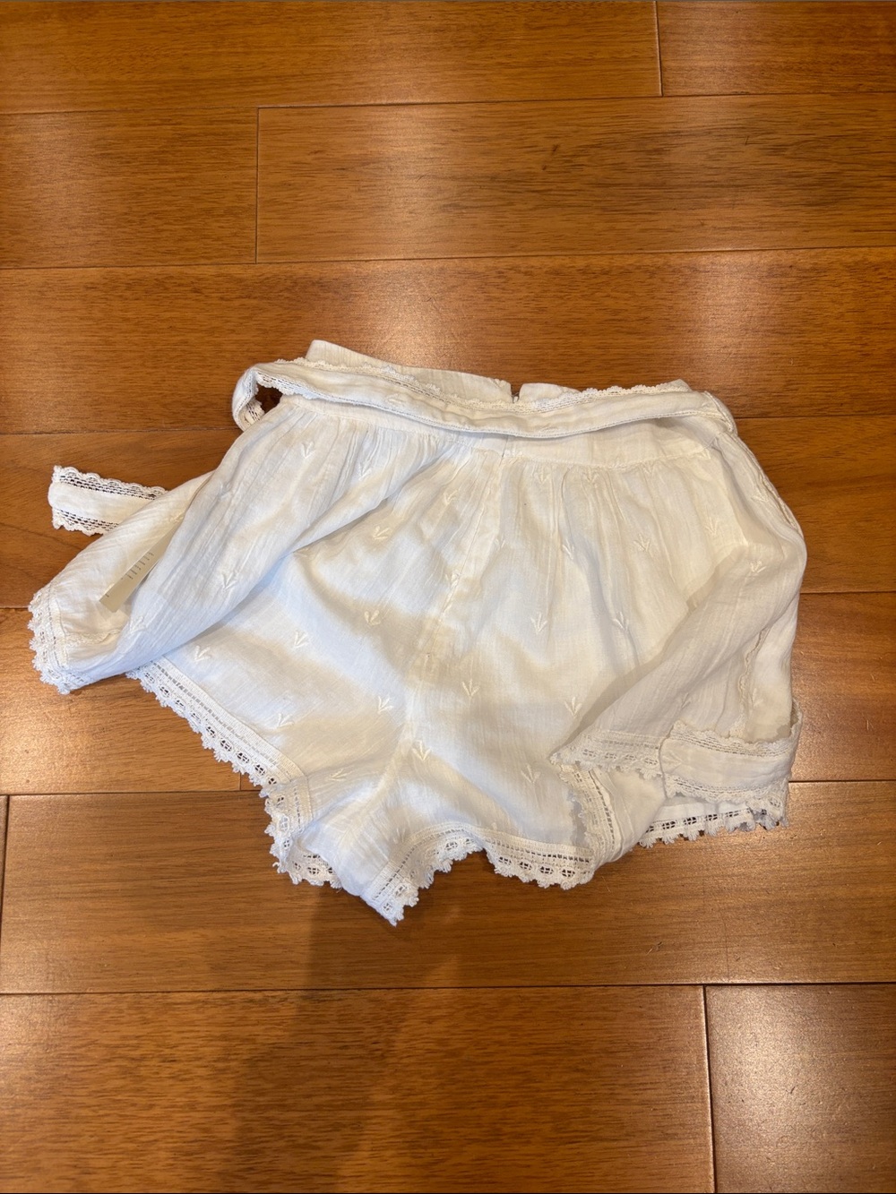 Adorable shorts with tie - Picture 2 of 4